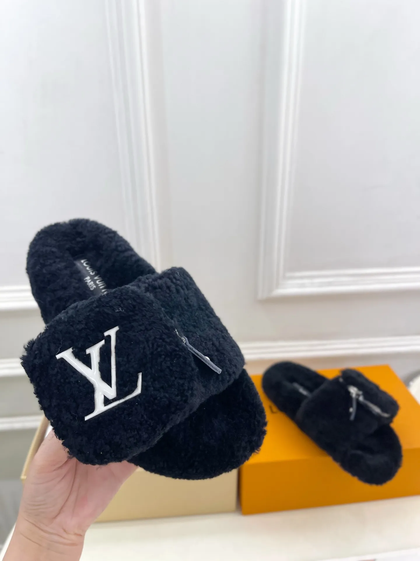 👟👟Ex-factory price 480👟👟 | Louis Vuitton 25𝐬𝐬 🧡💚2025 spring and summer new style top version⚠️ The counter features the latest LV wallet fur slippers, new hard goods🆕 ❥BS purchasing level! Full of high-end feel! A popular model among bloggers at home and abroad, it’s retro and fashionable and looks amazing on your feet! Mainly recommended model on the official website★ ━━━━━ ЅᏇєєt ━━━━━ ▪️Upper: Original custom-made wool ▪️Lining: imported goat hair lining ▪️Outsole: Original custom-made non-slip outsole ▪️Heel height: flat ▪️Shoe size: 35-39 (40.41.42 customization is not returnable)